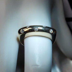 Beautiful 18K white gold diamond ring.